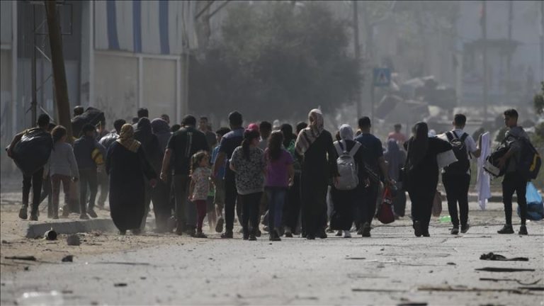 عائلات فلسطينية تنصب خيامها في مقر شرطي مهجور وسط غزة بحثًا عن مأوى