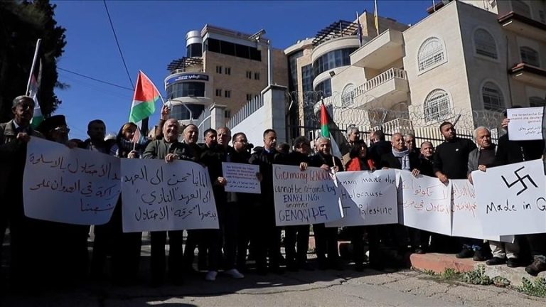 تنديد فلسطيني حاشد أمام السفارة الألمانية برام الله ضد دعم ألمانيا لإسرائيل