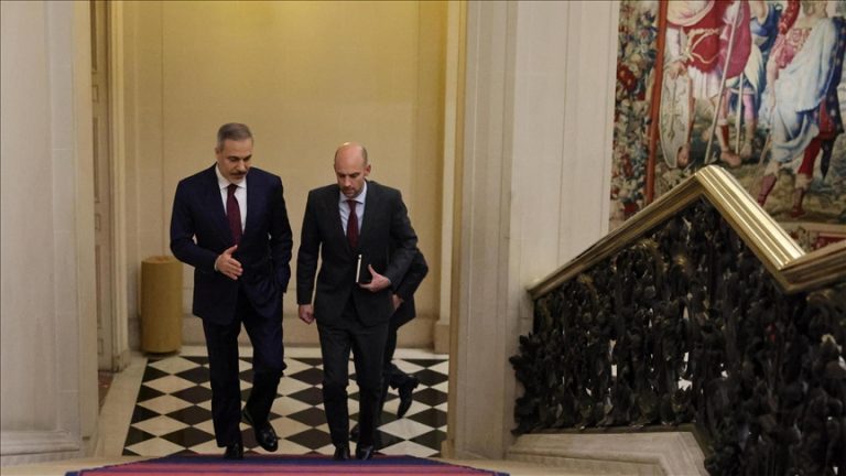 وزير الخارجية التركي هاكان فيدان يزور باريس لبحث تعزيز التعاون بين تركيا وفرنسا.