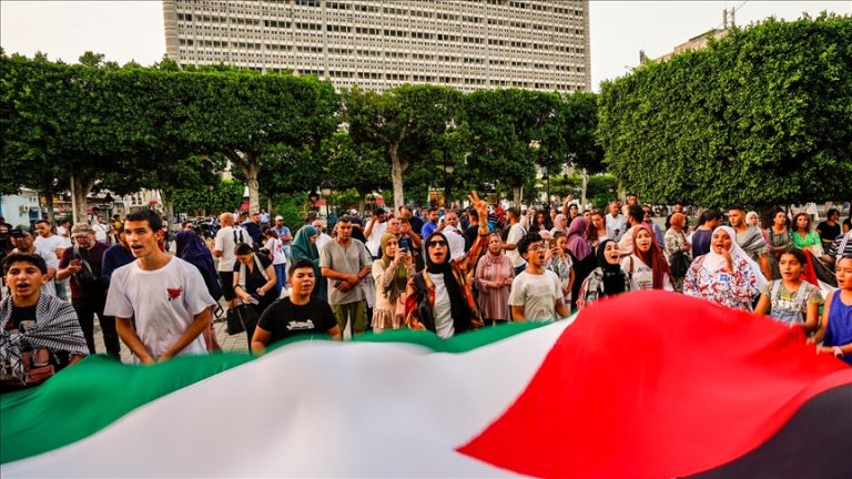 مئات الناشطين بتونس يتظاهرون للمطالبة بتجريم التطبيع مع إسرائيل