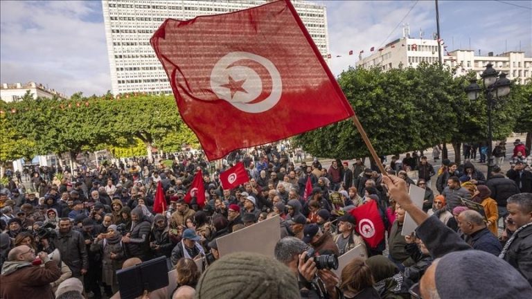 تظاهرات حاشدة في تونس للمطالبة بالإفراج عن المحامي أحمد صواب