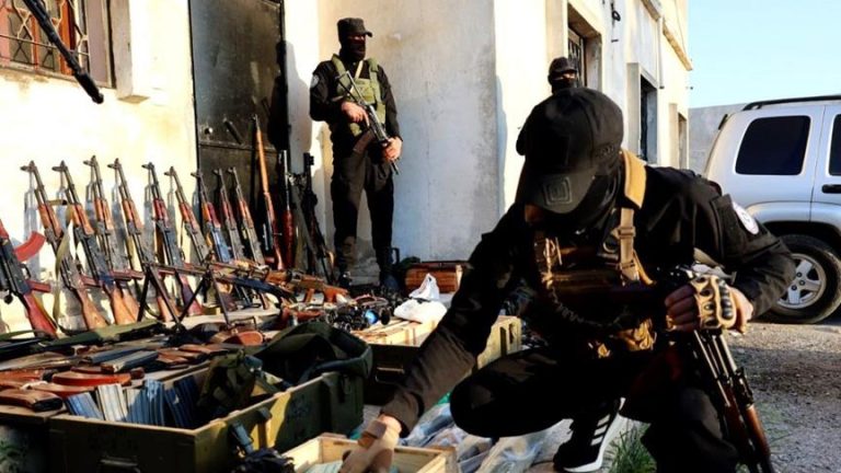 الأمن السوري يضبط شحنة كبيرة من الأسلحة المهربة قادمة من لبنان في مدينة القصير