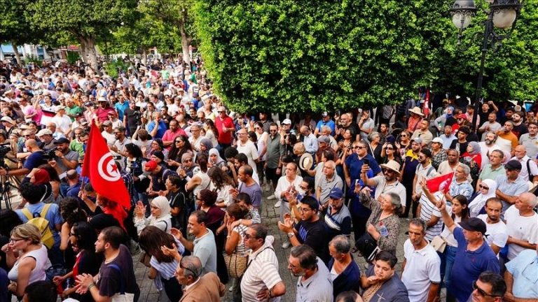 احتجاجات أمام محكمة تونسية للمطالبة بمحاكمة حضورية في قضية “التآمر على أمن الدولة”
