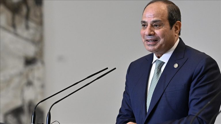السيسي يدعو رجال الأعمال القطريين لتوسيع استثماراتهم في مصر خلال زيارة للدوحة