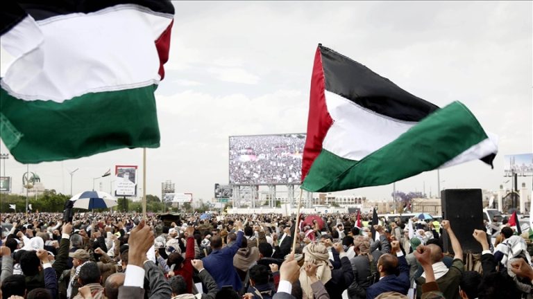 عشرات الآلاف من اليمنيين يتظاهرون نصرة لغزة تحت شعار “جهاد وثبات واستبسال.. لن نترك غزة”