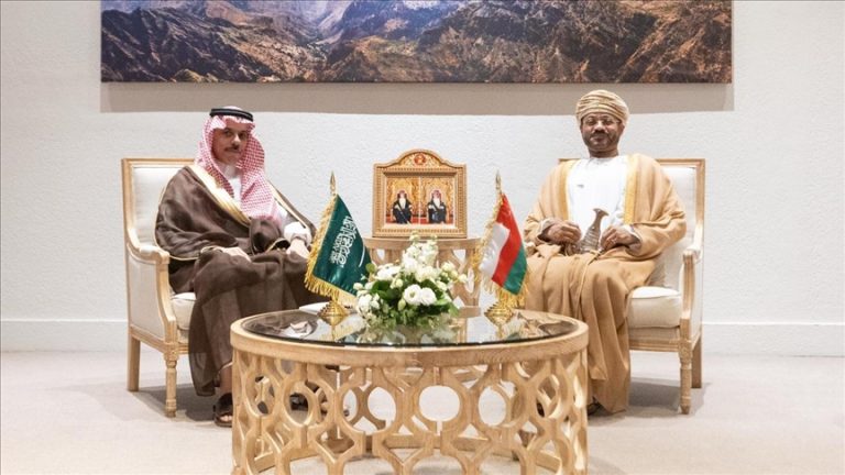 السعودية وسلطنة عمان تعززان التعاون الثنائي خلال لقاء وزيري خارجيتهما في مسقط