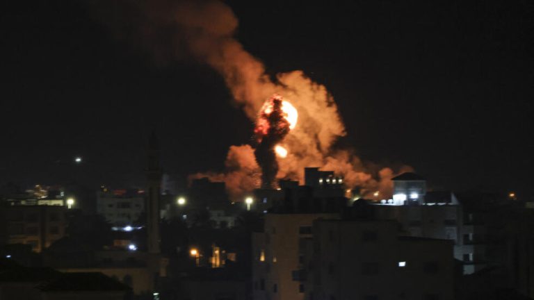 إسرائيل تشن غارة جوية على البقاع اللبناني وتصعيد الأوضاع في جنوب لبنان