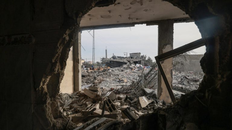 استمرار القصف الإسرائيلي على غزة مع محادثات أميركية إسرائيلية لوقف إطلاق النار