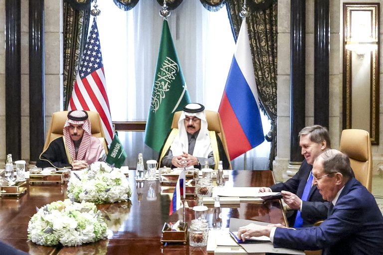 السعودية تلعب دور الوسيط بين أمريكا وروسيا لتعزيز التعاون الاقتصادي والجيوسياسي