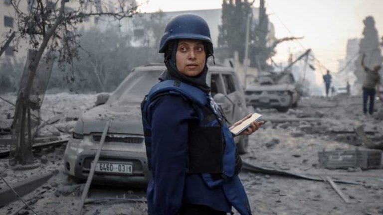 سمر أبو العوف تفوز بجائزة صورة الصحافة العالمية لعام 2025 وتألقها يستمر