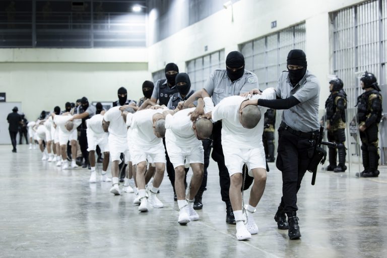 تبادل سجناء بين السلفادور وفنزويلا يعكس توترات حقوق الإنسان والتعاون السياسي المتوتر
