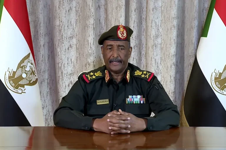 السودان..البرهان يطلق سراح اثنين من كبار ضباط الجيش بعد تدهور حالتهما الصحية