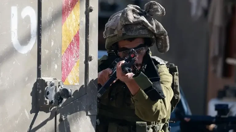 ميدل إيست أي : مدنيون في مرمى النيران: اعتراف إسرائيلي باستخدام الفلسطينيين كدروع بشرية