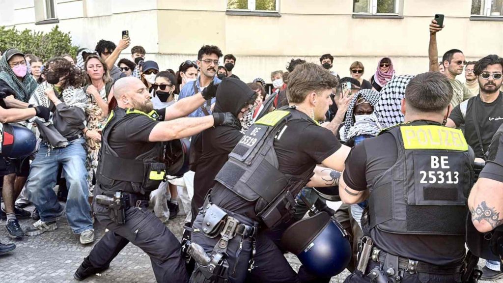 اعتقال طلاب جامعة هومبولت في برلين خلال احتجاج تضامني مع فلسطين