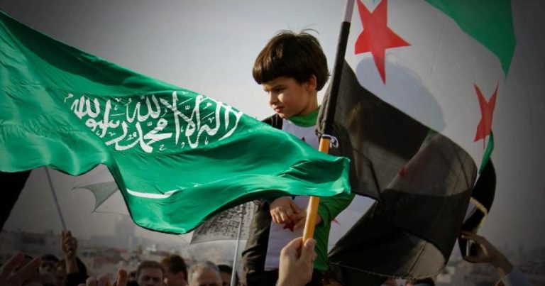السوريون يحتفلون برفع العقوبات ويرفعون علم السعودية