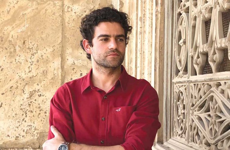 الفنان شريف حافظ لـ “أخبار الغد”: الجيل الجديد بيقدم ممثلين متمكنين.. و”أثينا” نجح لأنه سابق وقته