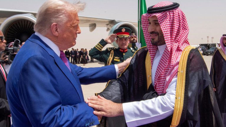 محمد فارس جرادات لـ”أخبار الغد”: ترامب المتغطرس عاد من الخليج بـ2 تريليون.. ورسائل غزة تضغط على العرب والعالم