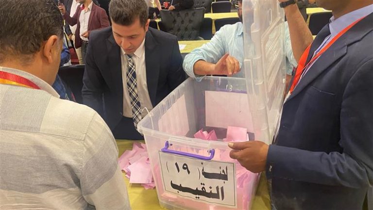 بدء فرز أصوات انتخابات نقيب الصحفيين بعد انتهاء التصويت وازدحام كثيف بالجمعية العمومية
