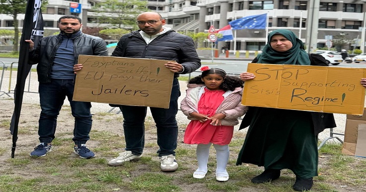 نشطاء مصريون أمام البرلمان الهولندي ينددون بالدعم الأوروبي المستمر لحكومة السيسي