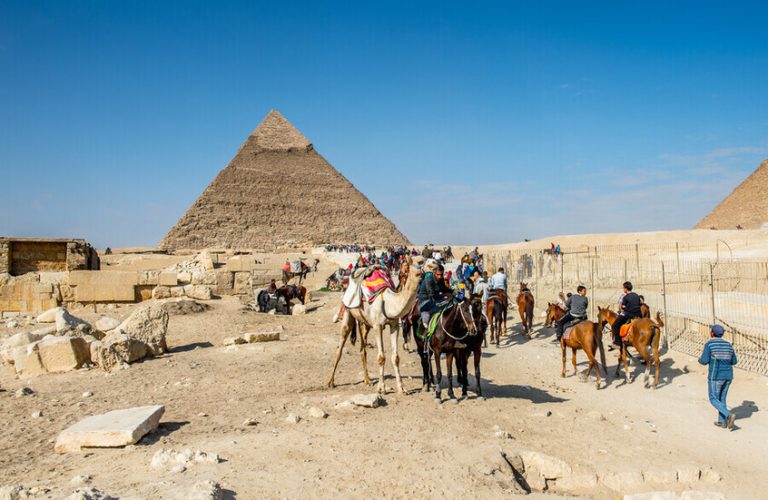 إعلام عبري يحاول تشويه صورة أهرامات الجيزة: مليئة بالمحتالين!