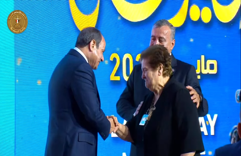 السيسي يكرم سيدة لبنانية ويمنحها نوط الامتياز من الطبقة الثانية
