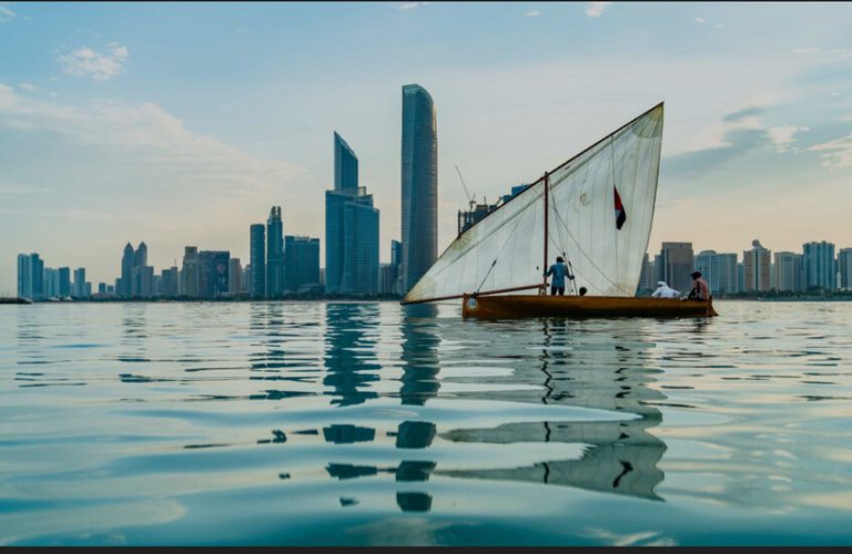 مصر تُنسق مع الإمارات بعد احتجاز سفينة عالقة قبالة سواحلها على متنها 7 مصريين