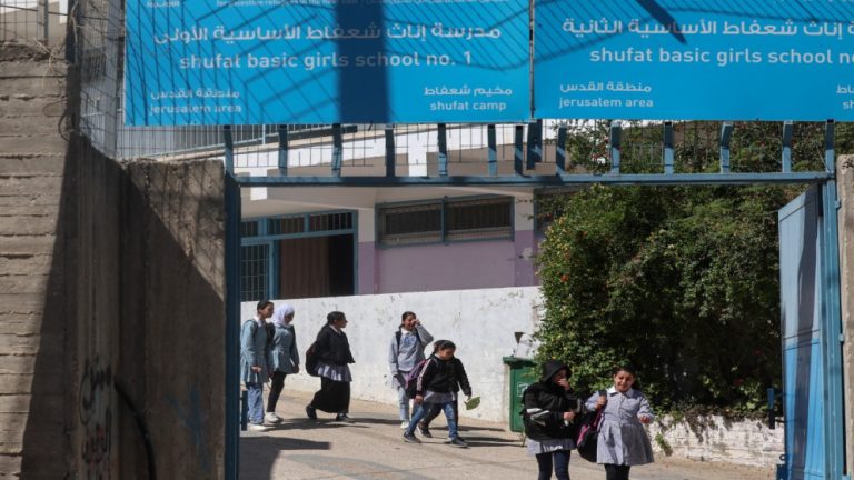 حماس تدين اقتحام الاحتلال لمدارس أونروا في القدس وتطالب بحماية حقوق الأطفال