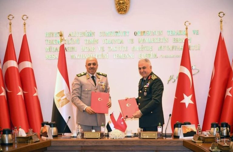 مصر وتركيا يبحثان تعزيز التعاون في المجال العسكري