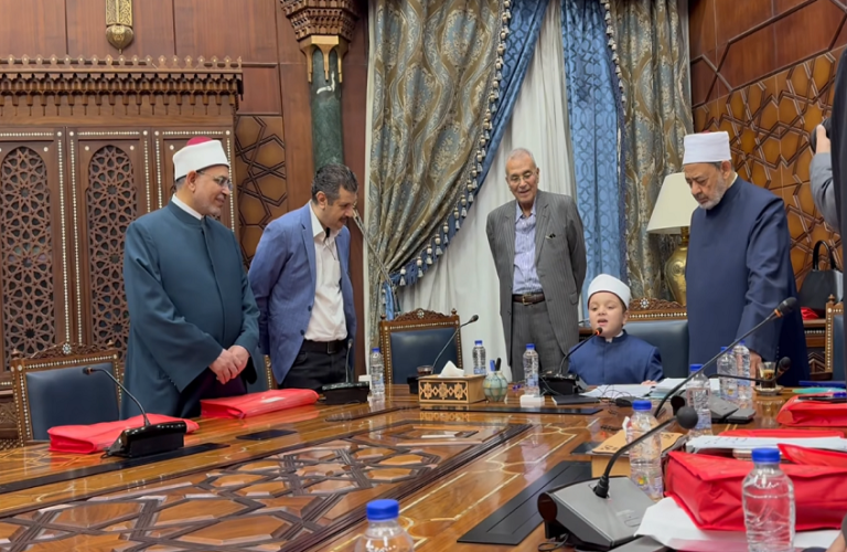 شيخ الأزهر يكرم طفلا بمقر المشيخة ويجلسه على مقعده