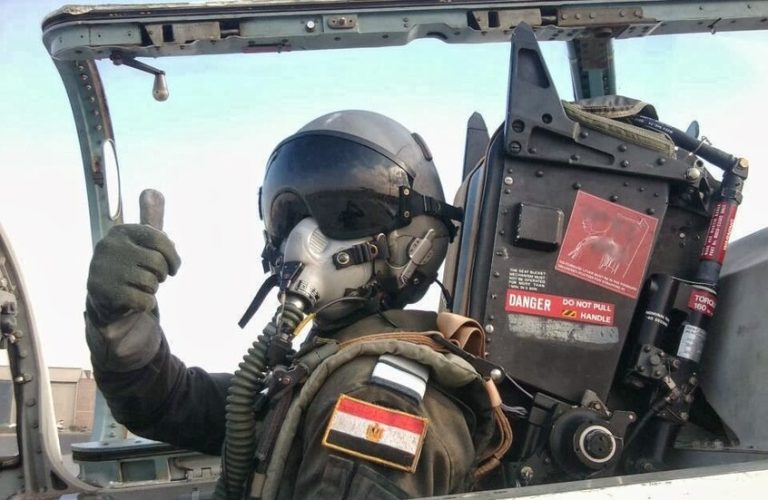 الجيش المصري يعلن سقوط طائرة عسكرية ومقتل طاقمها