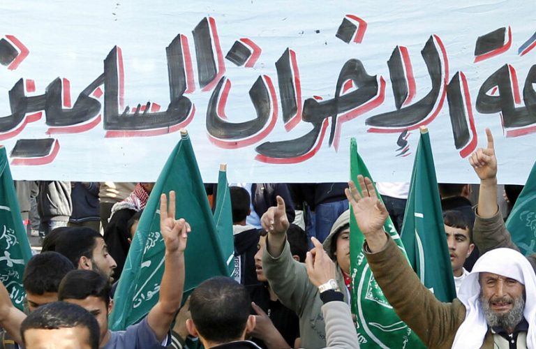 تقرير حكومي يُحذر من تنامي نفوذ جماعة الإخوان في فرنسا..وماكرون يستجيب