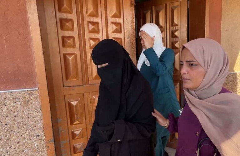 شيخ الأزهر يعزى الطبيبة آلاء النجار بعد استشهاد أولادها التسعة بقصف الاحتلال