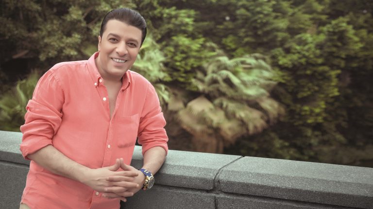 الفنان مصطفى كامل لـ”أخبار الغد”: أعلنها صراحةً.. “أنا غير جدير بأي حاجة فيها كمبيوتر” وأوصي بالأرامل والمعاشات قبل أي عضو