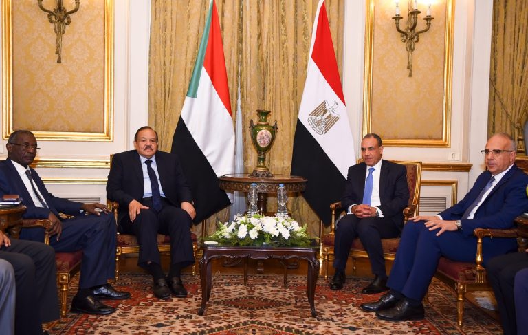 مصر تدين استهداف البنى التحتية في السودان وتدعو لوقف إطلاق النار الفوري