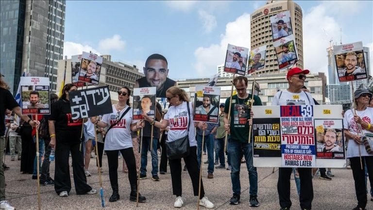 عائلات الأسرى ترفض اتفاق نتنياهو الجزئي وتدعو لصفقة شاملة لعودة المحتجزين