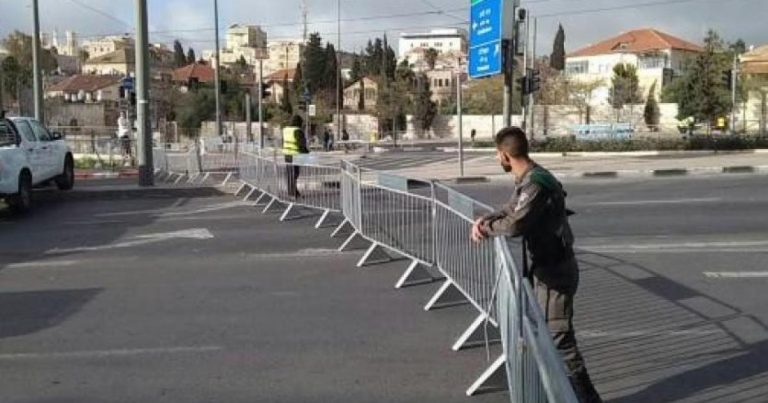 الاحتلال الإسرائيلي يغلق شوارع القدس لتنظيم “ماراثون” تهويدي في ظل توافد الملايين للصلاة في الأقصى.