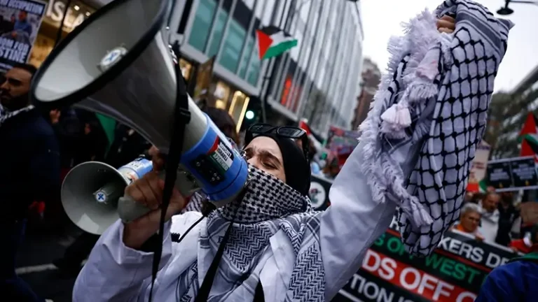 مسلمو بريطانيا يطالبون ستارمر بالاعتراف بفلسطين ووقف دعم الاحتلال