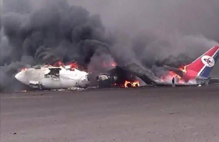 الخطوط الجوية اليمنية تعلن عن توقف كامل لرحلاتها من مطار صنعاء بعد تعرض طائرتها لاعتداء إسرائيلي