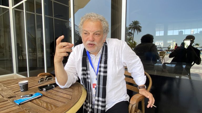 المخرج أشرف فايق لـ”أخبار الغد”: لا أملك رفاهية المرض.. وما زلت أحمل رسالة لتوصيله