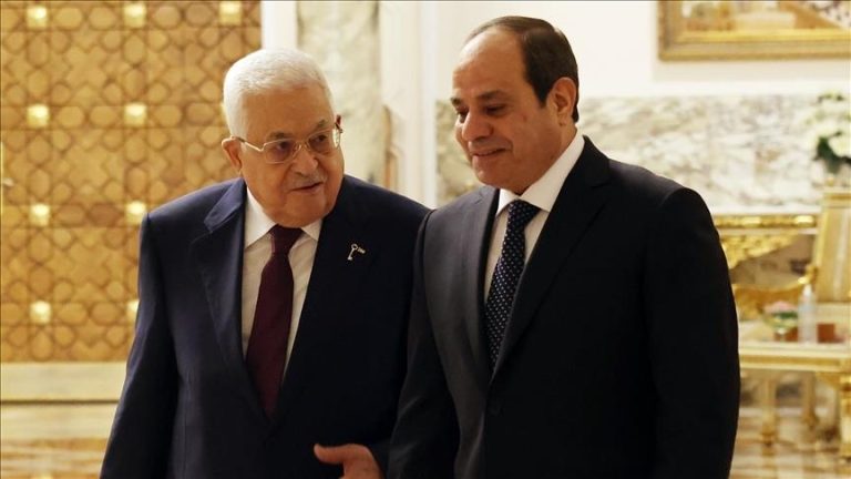 عباس والسيسي يتفقان على خطة لإعادة إعمار غزة ووقف الحرب خلال احتفالات موسكو