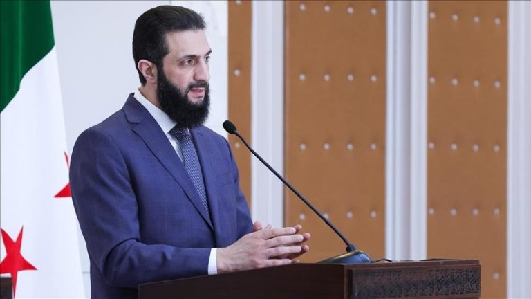 زيارة مفاجئة لوليد جنبلاط إلى دمشق ولقاء مع الرئيس السوري أحمد الشرع