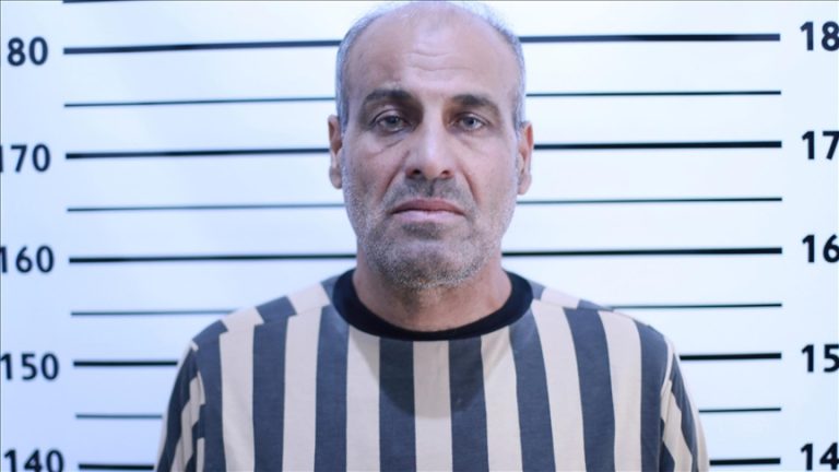 سوريا تعلن اعتقال عبد الواحد الخالد، الضابط السابق للارتباط بين القصر الرئاسي وفرع أمن الدولة في حماة.