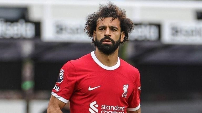 محمد صلاح يتوج بجائزة أفضل لاعب في البريميرليغ للمرة الثالثة معادلاً رقم تييري هنري