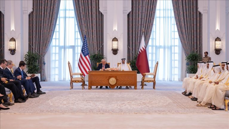 ترامب يعلن شراء قطر معدات عسكرية بقيمة 42 مليار دولار واستثمار 10 مليارات دولار لتوسعة قاعدة العديد.