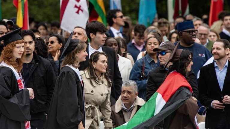 طلاب براون يرفعون الأعلام الفلسطينية ويقاطعون رئيسة الجامعة رفضًا للهجمات الإسرائيلية.