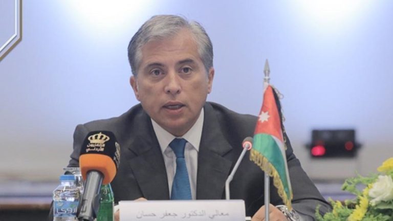 الأردن يؤكد أهمية وقف الحرب في غزة خلال أعمال القمة العربية الرابعة والثلاثين.