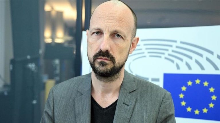 برلماني أوروبي يدعو لفرض حظر سلاح على إسرائيل وإلغاء شراكة الاتحاد الأوروبي