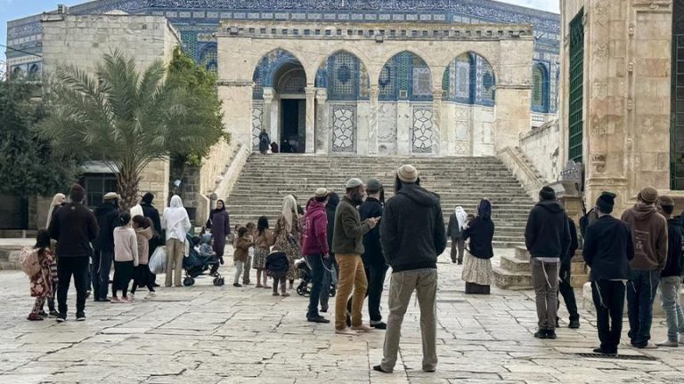 مئات المستوطنين الإسرائيليين يقتحمون المسجد الأقصى في ذكرى احتلال القدس