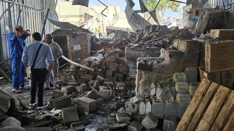 الجيش الإسرائيلي يقصف مستلزمات طبية في مستشفى “ناصر” جنوب غزة