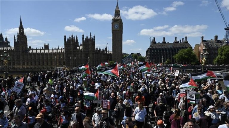 مسلمو بريطانيا يطالبون الحكومة بوقف مبيعات الأسلحة لإسرائيل والاعتراف بفلسطين
